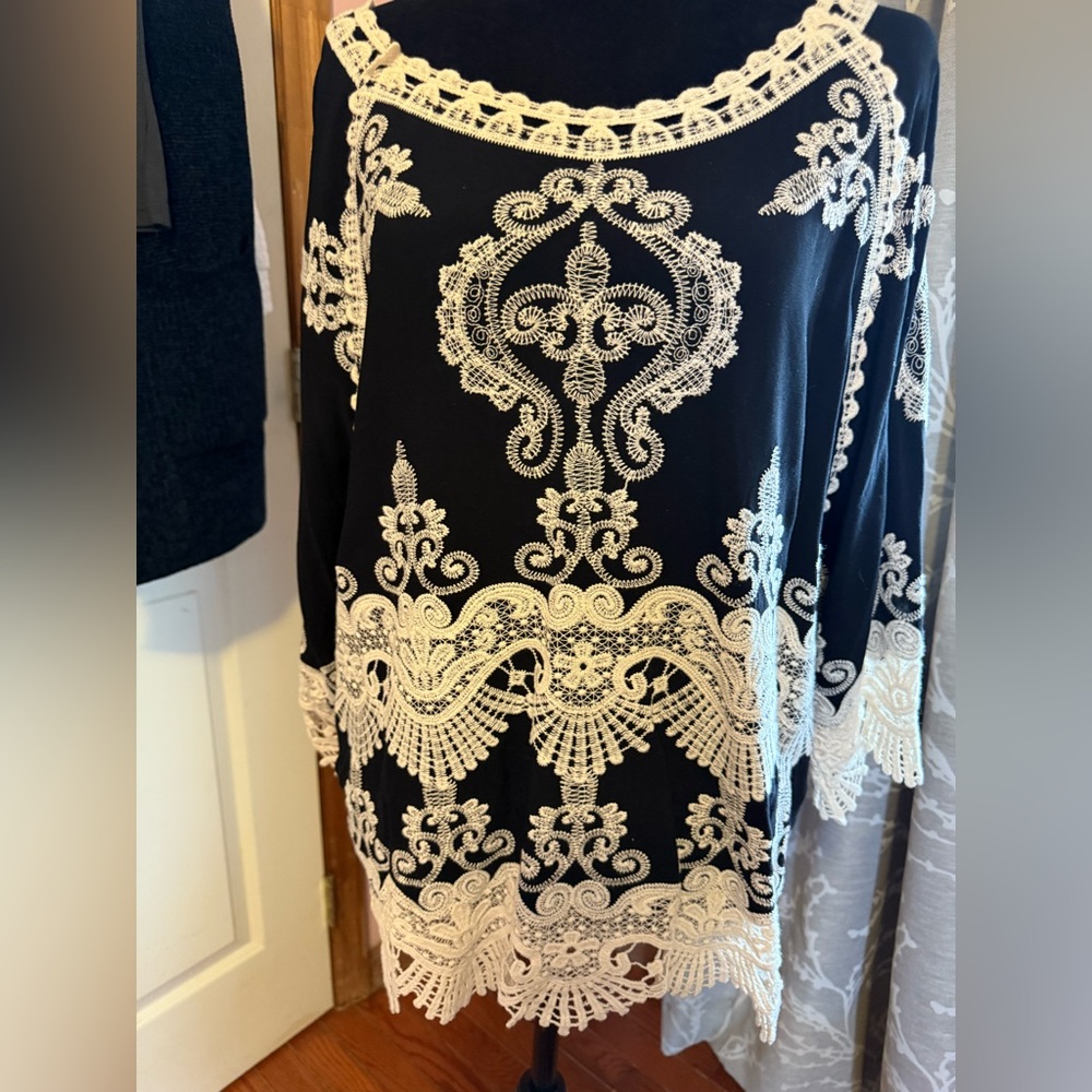 Item #126
￼ ladies, petite, large black with cream, lace, Lee and Nicole top